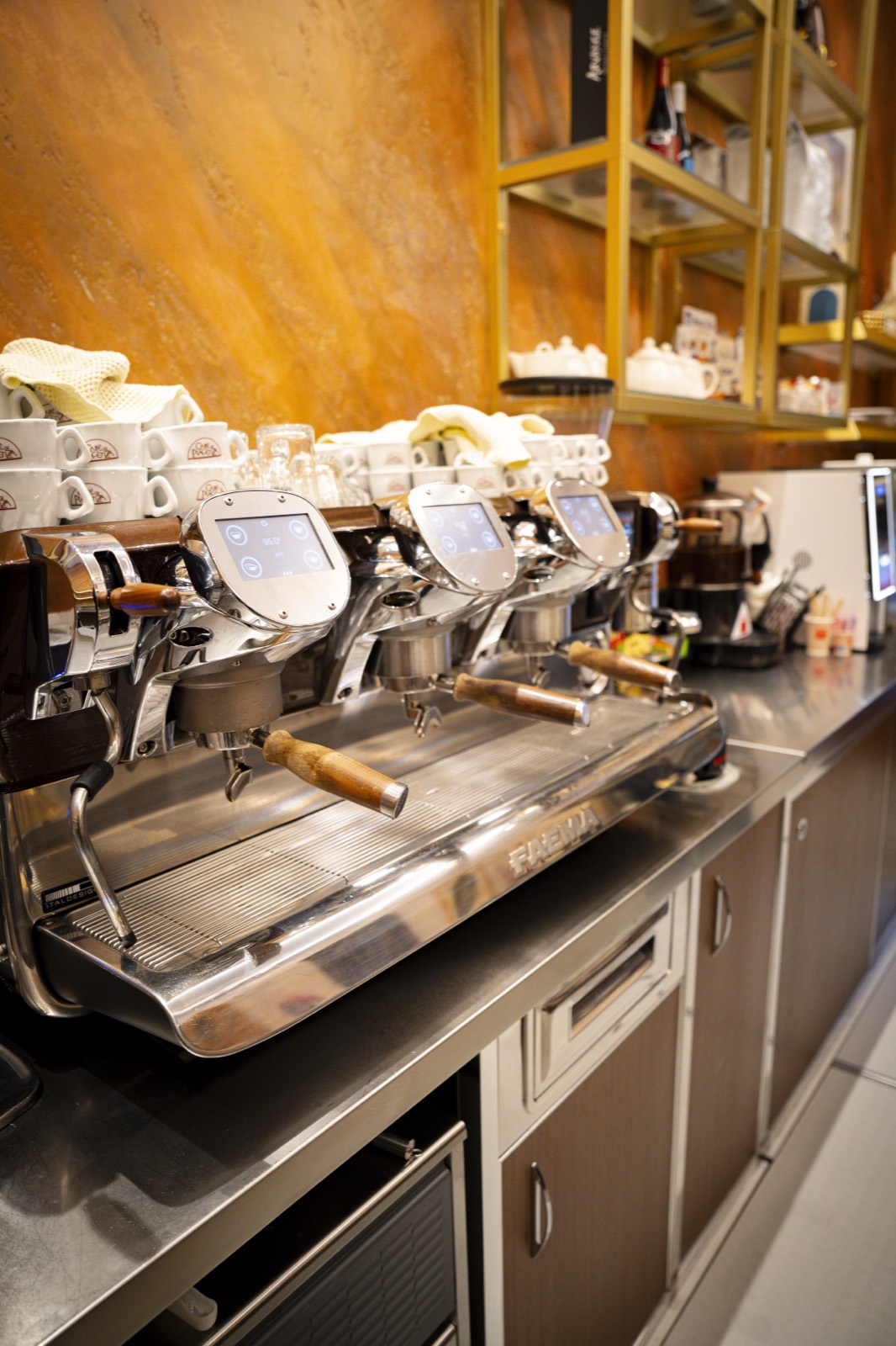 Macchina da caffè Faema al banco di un bar