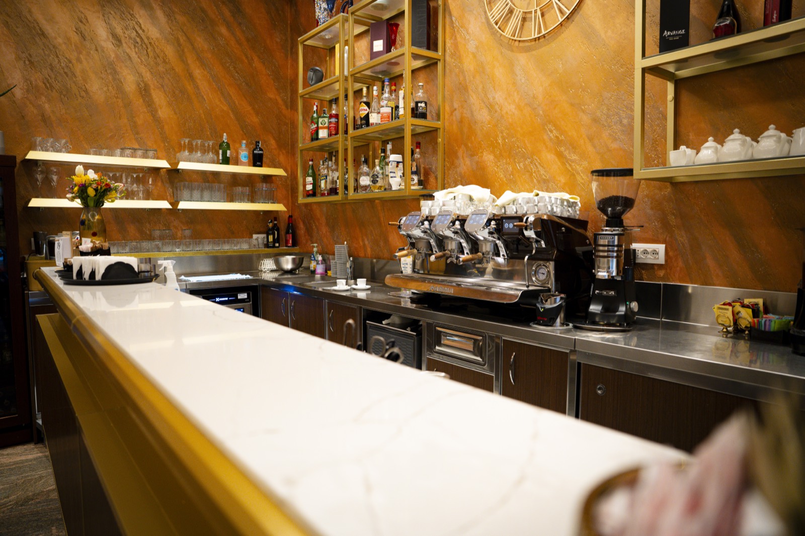 Bancone bar in marmo realizzato da Tinelli Group
