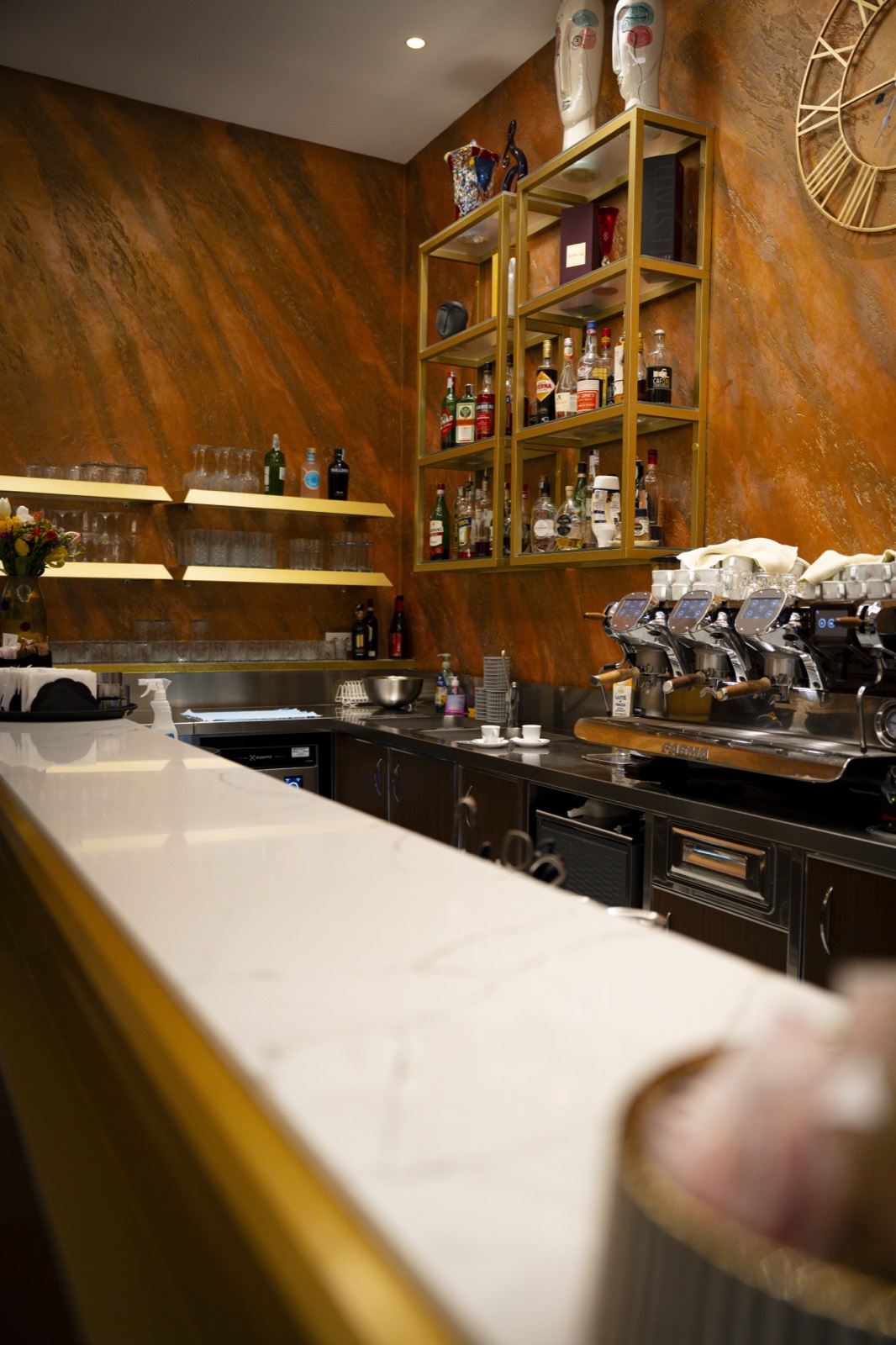 Retrobanco in marmo di un bar realizzato da Tinelli Group