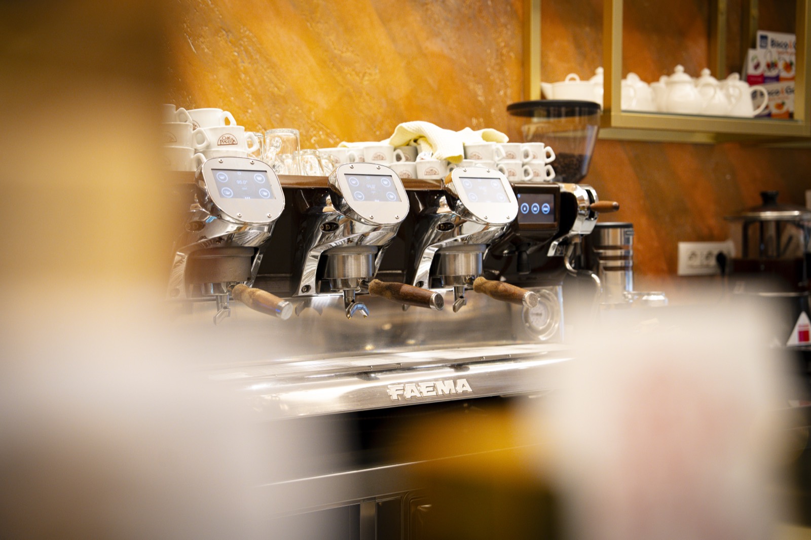 Dettaglio di una macchina da caffè Faema in un bar allestito da Tinelli Group