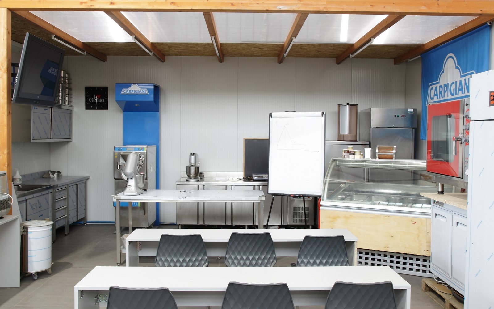 Aula corsi Tinelli Group attrezzata con macchine Carpigiani e forno