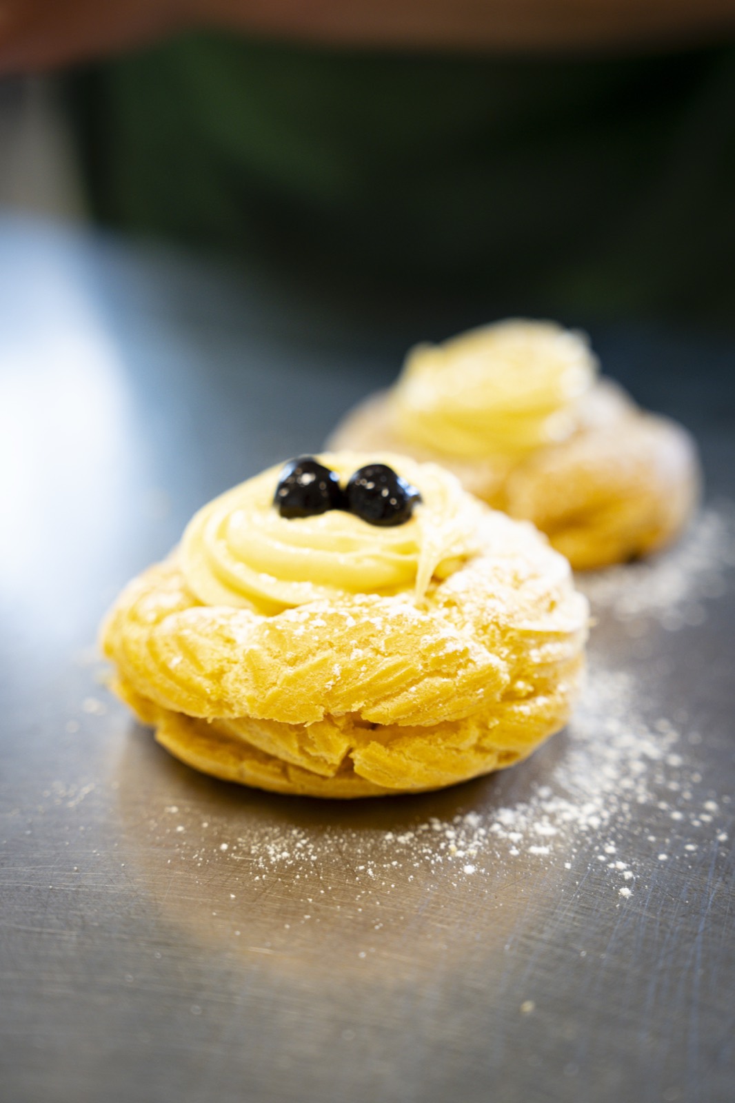 Zeppola con crema pasticcera e amarena