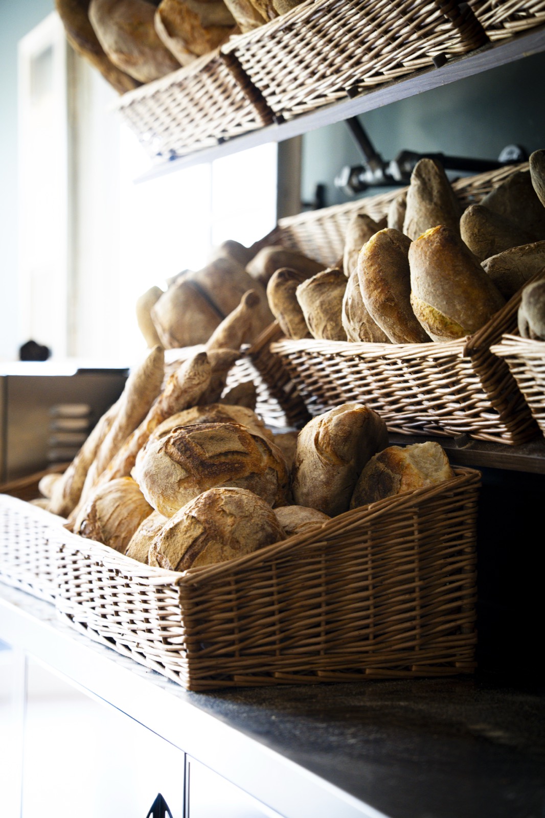 Cesto di pane fresco appena sfornato