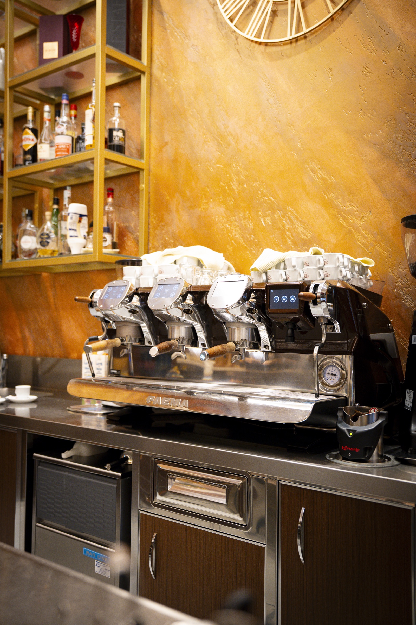 Bancone bar realizzato da Tinelli Group con macchina da caffè professionale